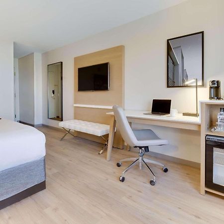 Radisson Hotel Phoenix Airport Экстерьер фото