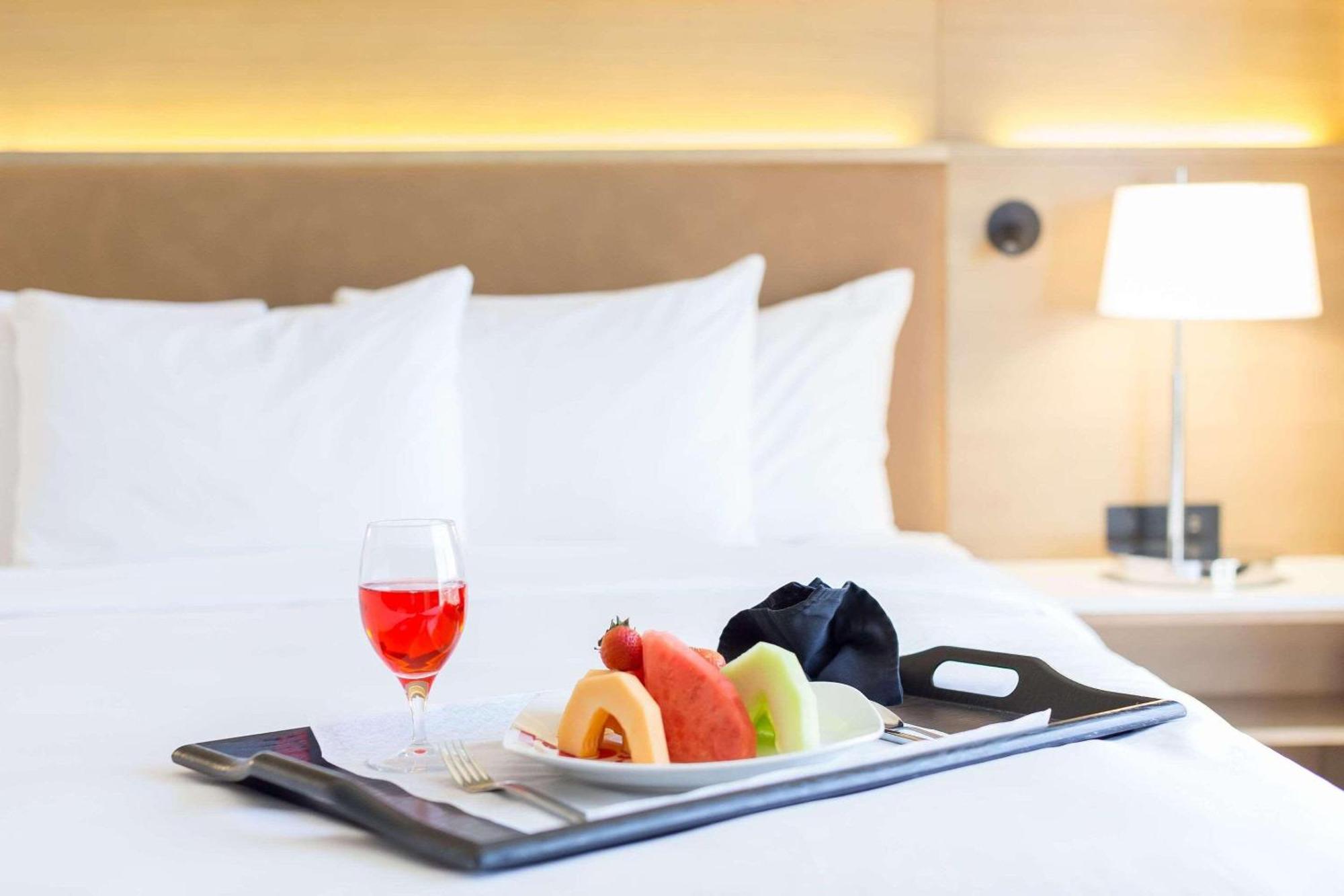 Radisson Hotel Phoenix Airport Экстерьер фото