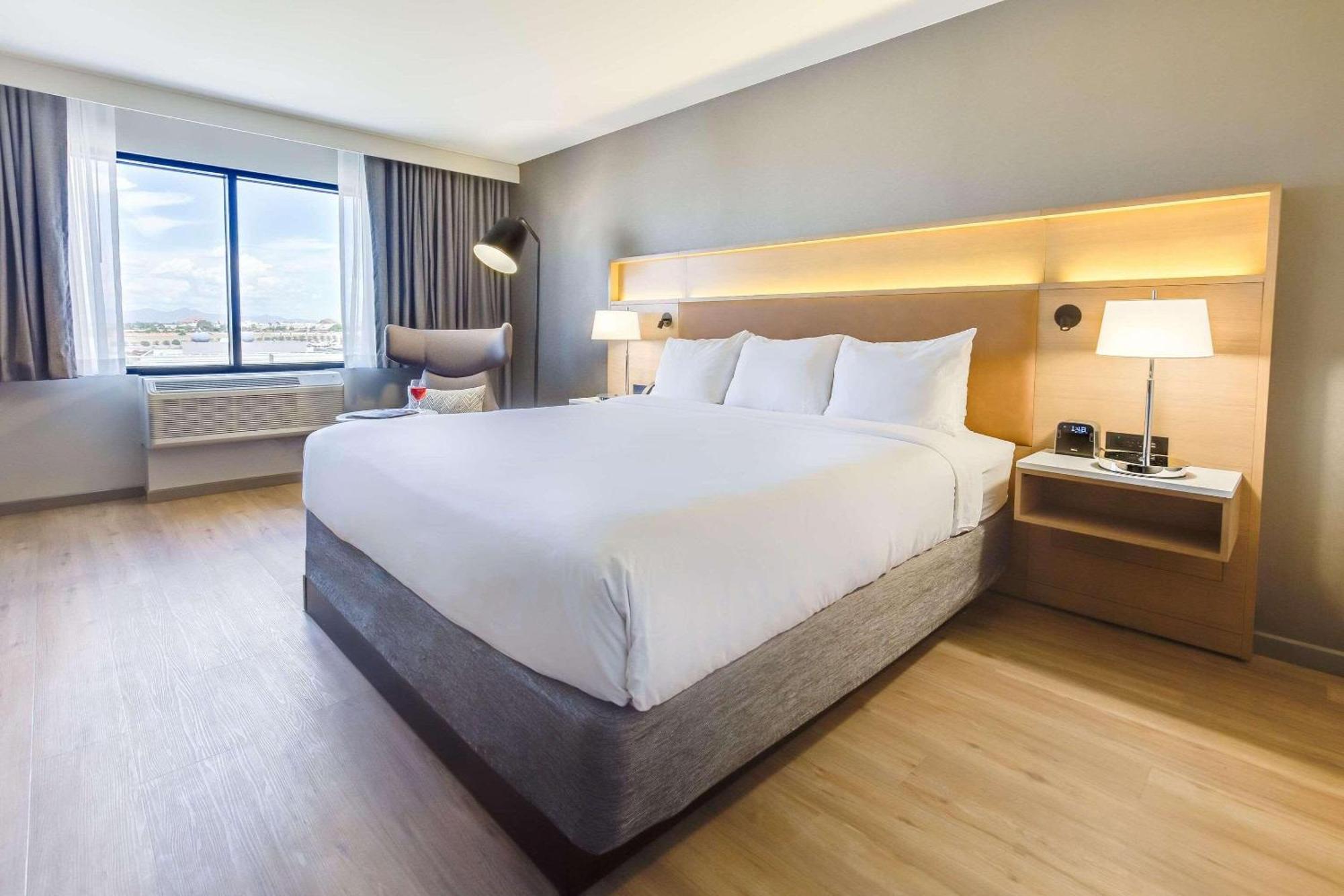Radisson Hotel Phoenix Airport Экстерьер фото