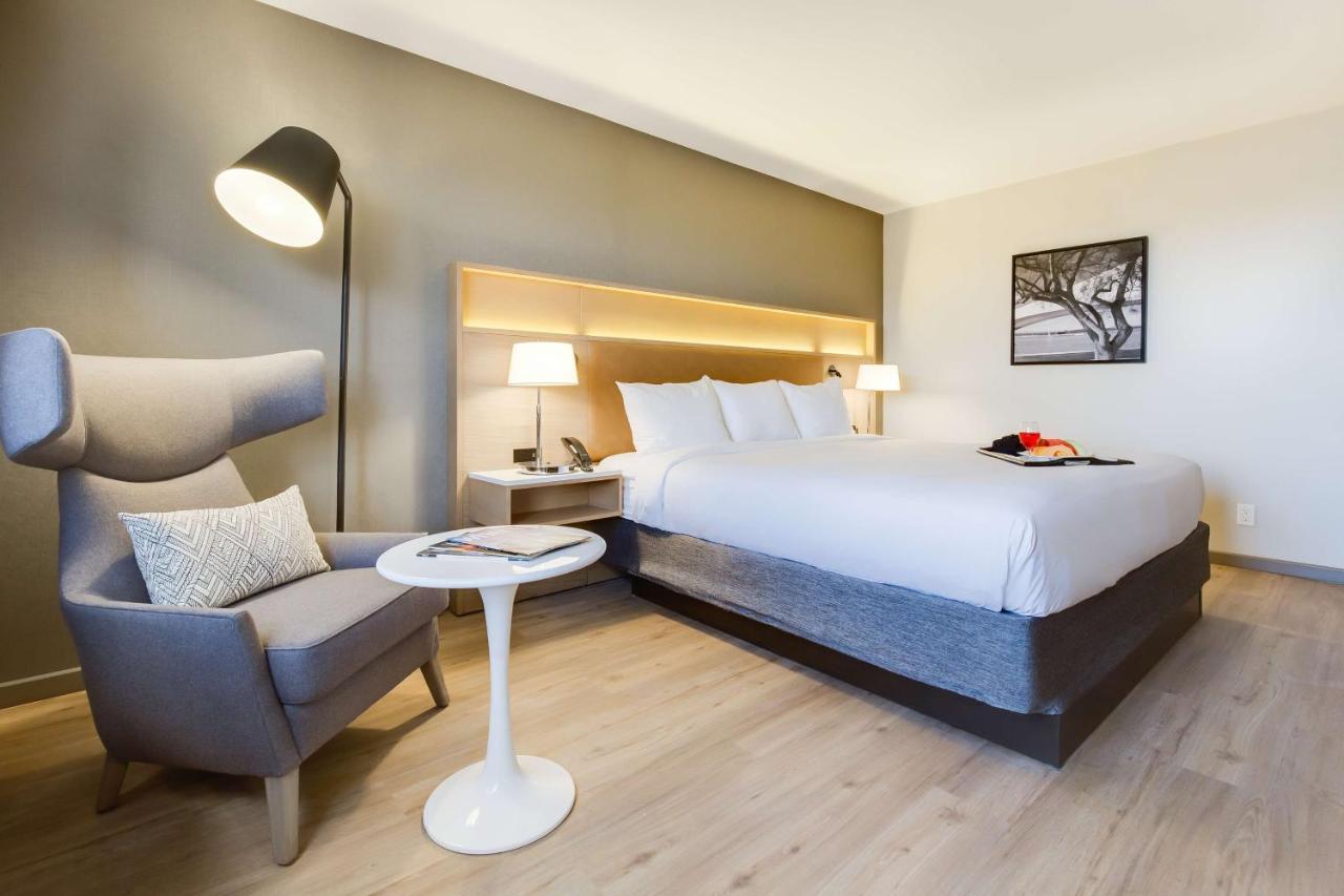 Radisson Hotel Phoenix Airport Экстерьер фото